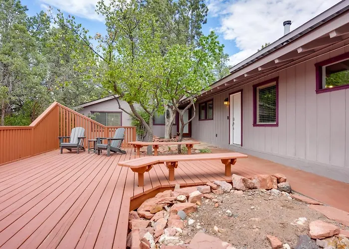 Vakantiehuis Hot Tub & Patio: Modern Home!